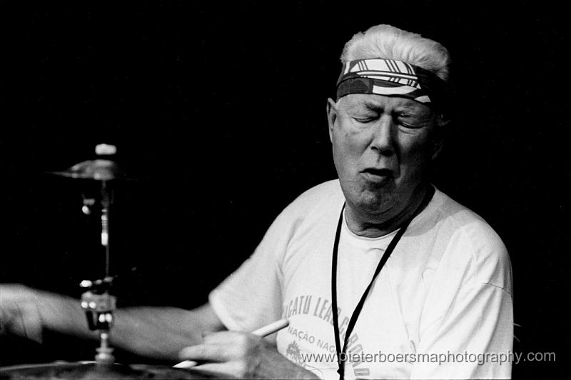 Han Bennink Mahogany Jazzclub Edam 12-2007.2433-33.jpg